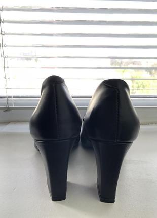 Туфли с квадратным носком кожаные чёрные на каблуке с бантом manolo margiela4 фото