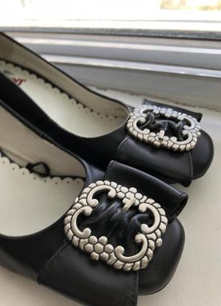 Туфли с квадратным носком кожаные чёрные на каблуке с бантом manolo margiela6 фото