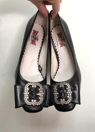 Туфли с квадратным носком кожаные чёрные на каблуке с бантом manolo margiela3 фото