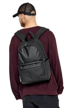 Вместительный стильный черный мужской спортивный рюкзак