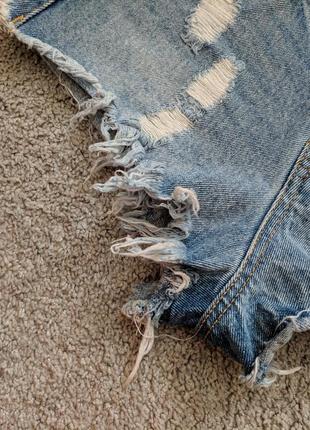 Короткие джинсовые шорты с дырками и потёртостями befree5 фото