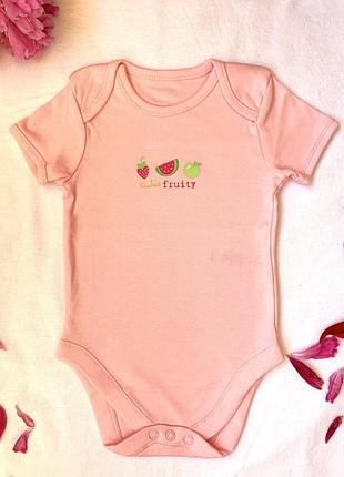 Летние фрукты на бодике от 𝙂𝙚𝙤𝙧𝙜𝙚 с коротким рукавом🥰 размер:  💥9-12месяцев (74-80 см)