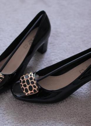Жіночі чорні туфлі лакові класика на підборах 6см3 фото