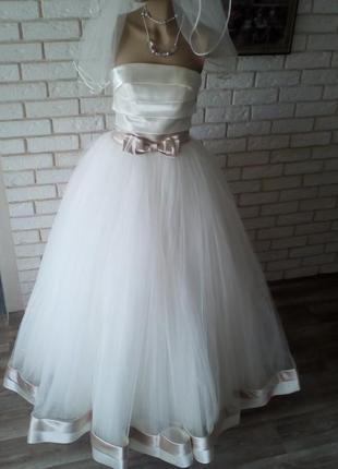 Очень красивое ,супер качество, многоярусное, винтаж, классика ,свадебное платье  s -m