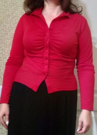 Красного цвета блузка