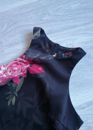 Шикарное чёрное платье миди в цветы4 фото