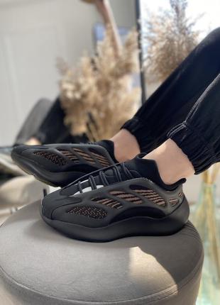 Женские стильные весенние кроссовки adidas yeezy 700 v3 clay brown8 фото