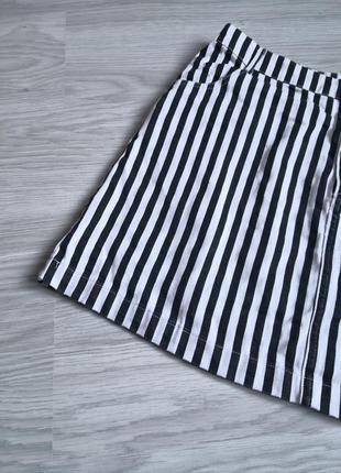Джинсовая юбка в черно-белую полоску5 фото