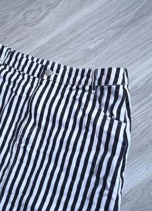 Джинсовая юбка в черно-белую полоску6 фото