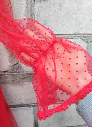 Красное фатиновое ярусное платье миди с прозрачными объемными рукавами6 фото