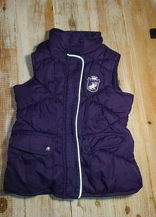 Клубная зимняя  и теплая жилетка на ребенка 6-8 лет