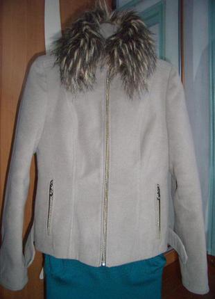 Пальто кольору троянди в тумані