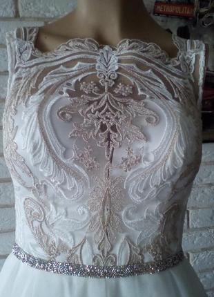 Весільна сукня зі шлейфом з нової колекції. s -m