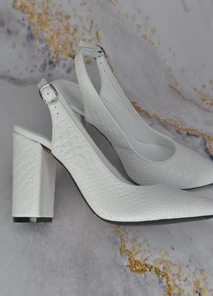 Туфлі човники с гострим носком на підборах 9 см