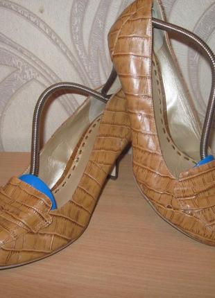 Продам кожаные туфли фирмы alex marie 39 размера