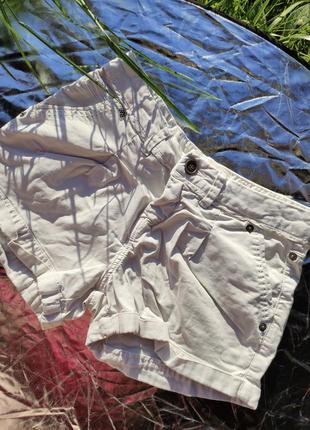 Короткі білі шорти bershka