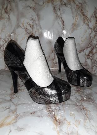 Серебристо-чёрные блестящие туфли в пайетках на каблуке1 фото