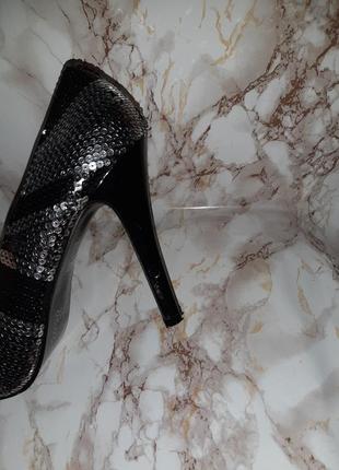 Серебристо-чёрные блестящие туфли в пайетках на каблуке10 фото
