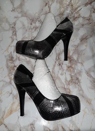 Серебристо-чёрные блестящие туфли в пайетках на каблуке7 фото