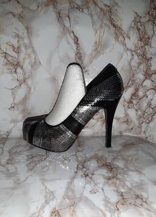 Серебристо-чёрные блестящие туфли в пайетках на каблуке3 фото