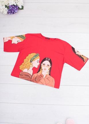 Стильная красная футболка с рисунком принтом девушка оверсайз топ