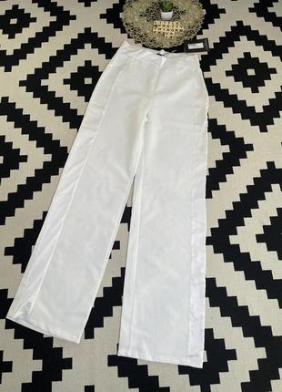 Кремово белые летние брюки с атласными контрастными вставками1 фото