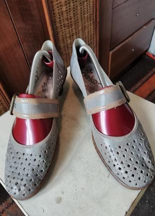 Витончені туфельки від відомого бренду.