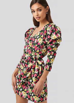 Нове актуальне сукню на запах