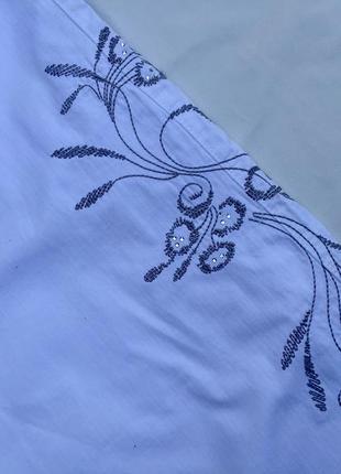 Белоснежные бриджи из натуральной ткани с вышивкой и стразами m&co3 фото