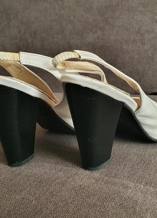 Летние элегантные белые босоножки на каблуке р-р 36, 23,5 см стелька5 фото