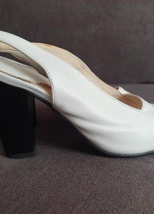 Летние элегантные белые босоножки на каблуке р-р 36, 23,5 см стелька1 фото