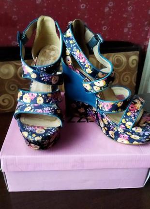 Яркие стильные босоножки р.39 фирма"attizzare"