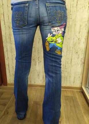 Джинсы прямые ,но не широкие с рисунком