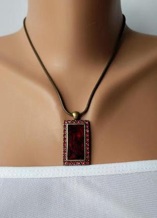 Красивая подвеска эмаль с камушками .на тёмной  цепочке.