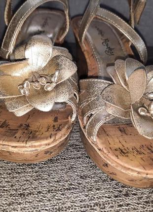 Золотые босоножки на танкетке