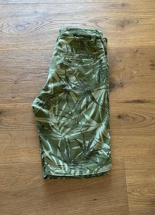 Стильные шорты  хаки  с тропическим принтом