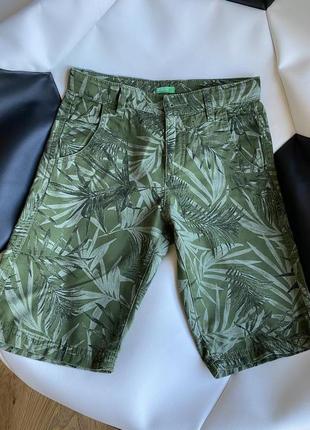 Стильные шорты  хаки  с тропическим принтом5 фото