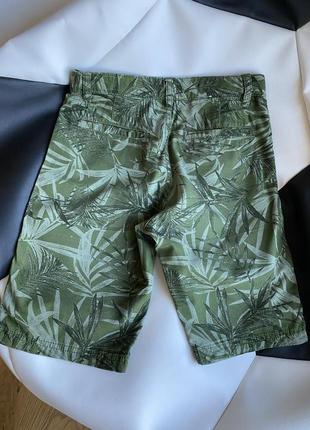 Стильные шорты  хаки  с тропическим принтом2 фото