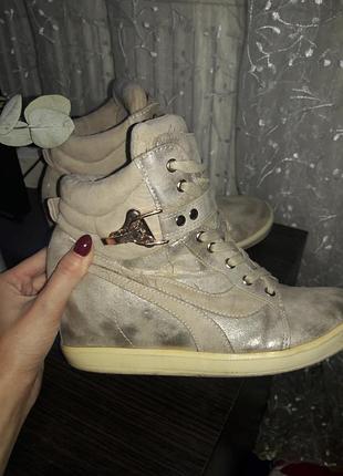 Кеди на танкетке