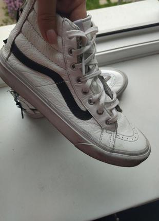 Білі кеди, кросівки