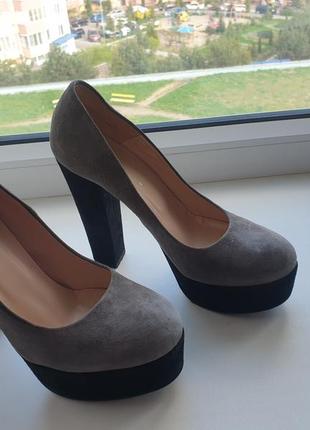 Замшевые туфли на высоком каблуке серые с черным3 фото