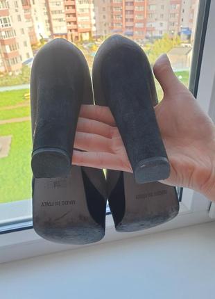 Замшевые туфли на высоком каблуке серые с черным4 фото