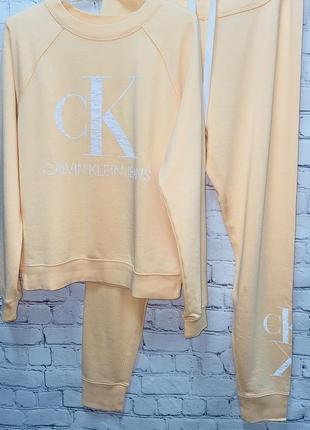 Шикарний костюм calvin klein.оригінал