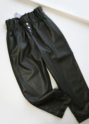 Кожаные свободные брюки с высокой талией4 фото