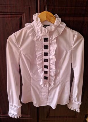Блузка приталенная хлопок белая с рюшами / камнями2 фото