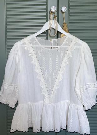 Блузка zara с ажурной вышивкой и пышным рукавом1 фото