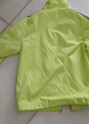 Яркая салатовая куртка ветровка2 фото