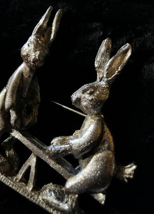 Винтажная большая американская брошь брошка металлическая зайцы кролики на качеле6 фото