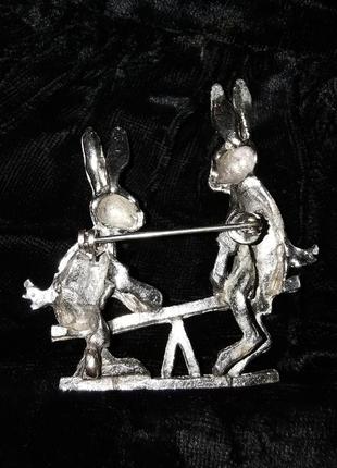 Винтажная большая американская брошь брошка металлическая зайцы кролики на качеле7 фото