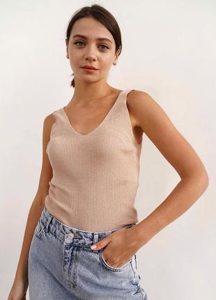 Базовий топ бежевого кольору